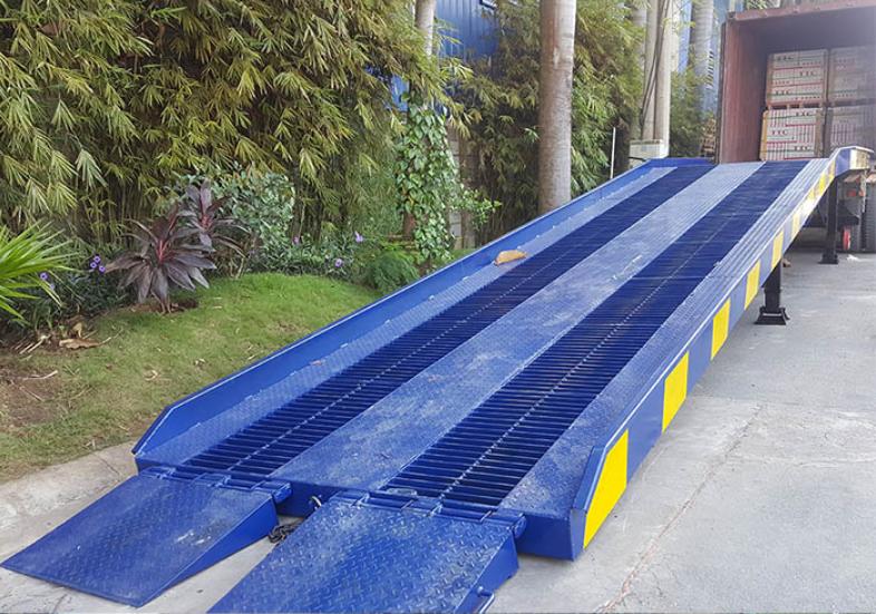 Cầu dẫn xe nâng lên xuống container